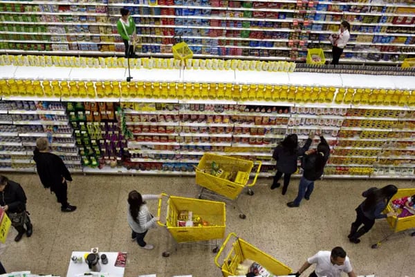 Los clientes ven los productos a la venta en una tienda en Bogotá, Colombia, el jueves 20 de abril de 2017.