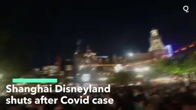 ASSISTA: Milhares de visitantes foram repentinamente presos na Disneylândia de Xangai depois que um caso positivo de Covid-19 foi encontrado.Fonte: Bloomberg