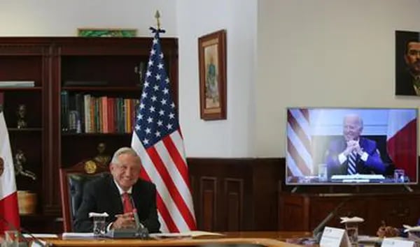 El presidente López Obrador, en una reunión virtual con el presidente Joe Biden, de Estados Unidos.