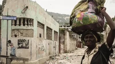 Un peatón cruza una calle llena de basura en el barrio de Martissant de Puerto Príncipe, Haití, el martes 17 de agosto de 2021. Haití, la nación más pobre del hemisferio occidental, ha estado luchando con la escasez de alimentos, la violencia generalizada y el caos político tras el asesinato del presidente Jovenel Moise el mes pasado. Fotógrafo: Jonathan Alpeyrie/Bloomberg