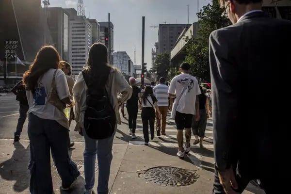 Pedestres na Avenida Paulista, em São Paulo