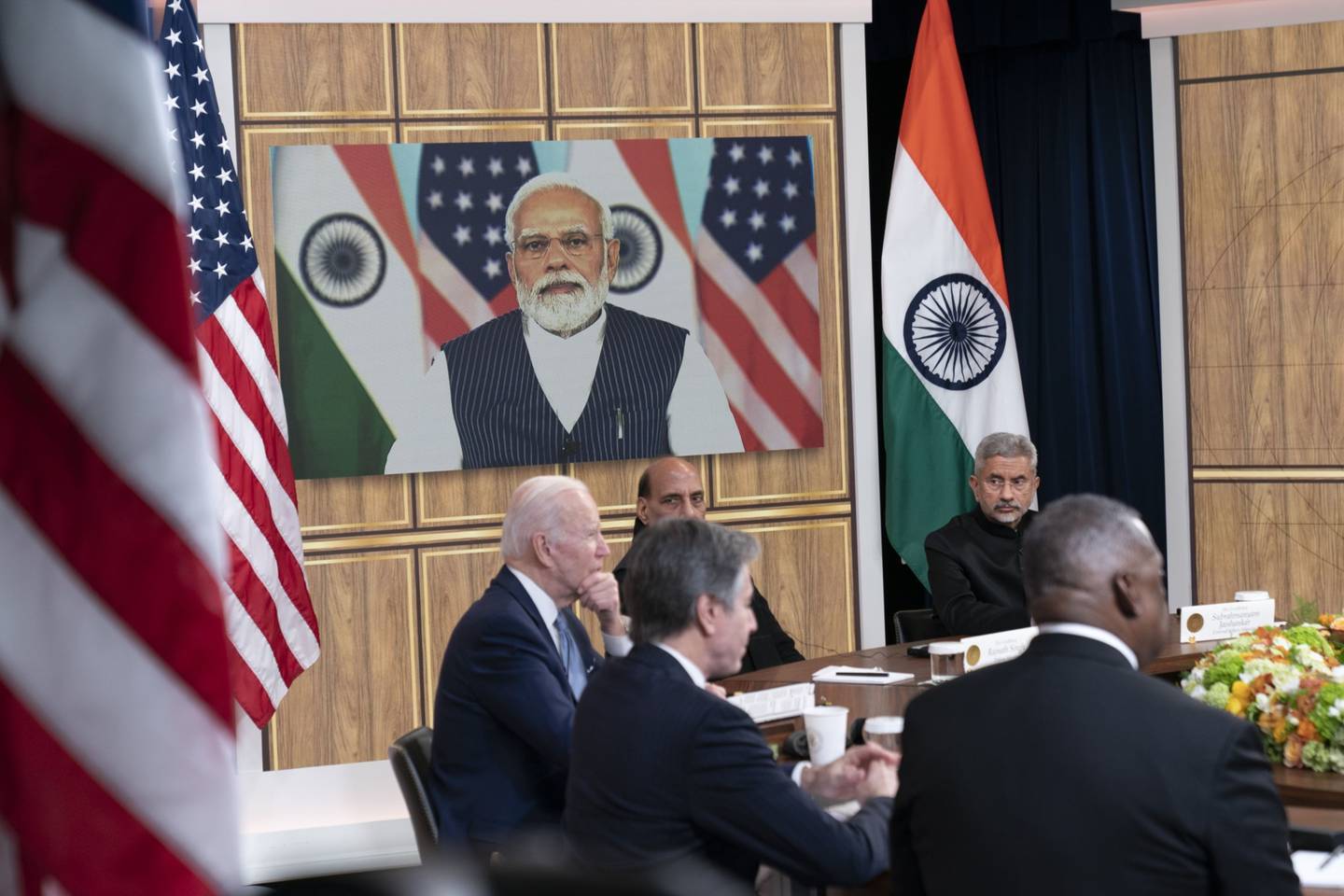 El presidente de Estados Unidos, Joe Biden, a la izquierda, se reúne virtualmente con Narendra Modi, primer ministro de la India, en el Despacho Oval de la Casa Blanca en Washington, D.C., Estados Unidos, el lunes 11 de abril de 2022.