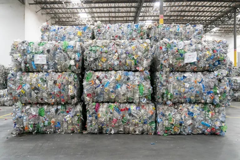 Fardos de botellas de plástico esperan ser procesados en la planta de reciclaje de plásticos de rPlanet Earth en Vernon, California, Estados Unidos, el miércoles 22 de junio de 2022. Fotógrafo: Kyle Grillot/Bloombergdfd