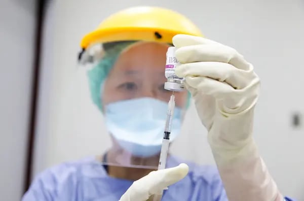 Una enfermera con equipo protectivo (PPE) prepara una dosis de AstraZeneca Plc de la vacuna contra Covid-19 en Chang Gung Memorial Hospital en Taipei, Taiwan, el jueves 13 de mayo, 2021.