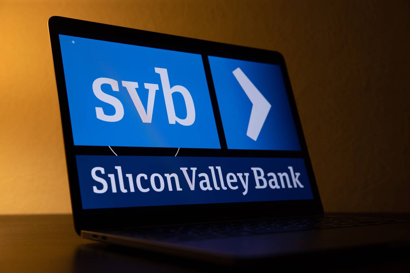 El logo de Silicon Valley Bank en una pantalla de computadora portátil.