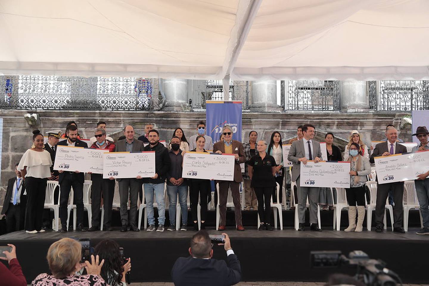 Este 16 de agosto, varios emprendedores recibieron los cheques de sus créditos entregados por el Gobierno de Ecuador.dfd