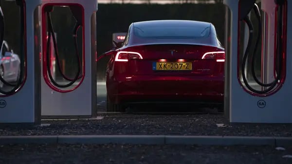 Musk promete modelo popular da Tesla para a Europa, com preço de 25.000 eurosdfd