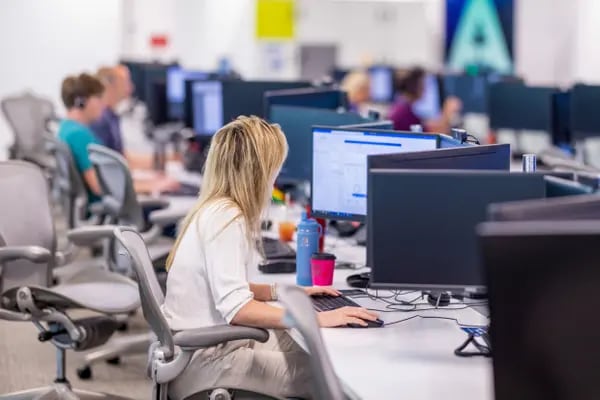Los empleados trabajan en computadoras en el centro de control de las oficinas de JPMorgan Chase & Co.
