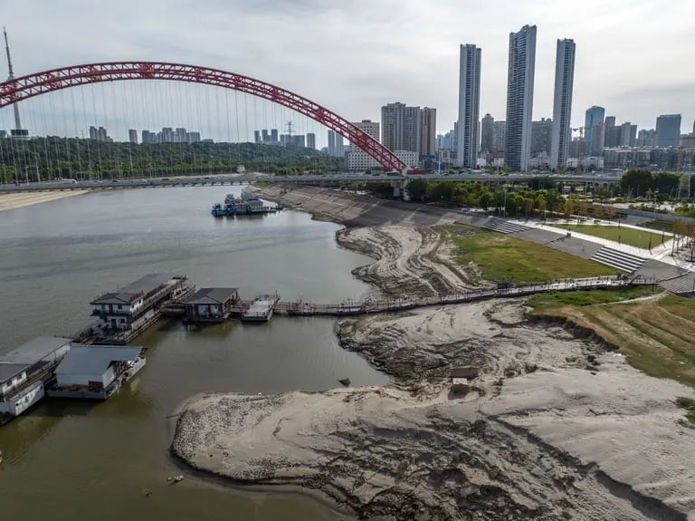 Bancos expuestos, debido a los bajos niveles de agua causados por la sequía, a lo largo del río Yangtze en Wuhan, el 22 de agosto. Bloombergdfd
