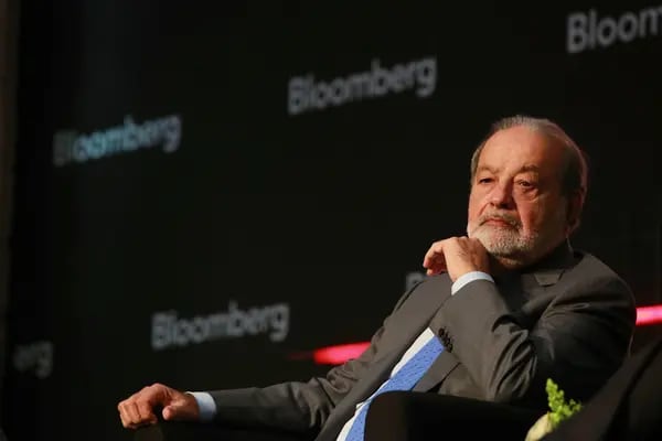 El multimillonario mexicano Carlos Slim, presidente emérito de América Móvil, escucha a su interlocutor en el Bloomberg México Year Head 2017 Summit en la Ciudad de México.