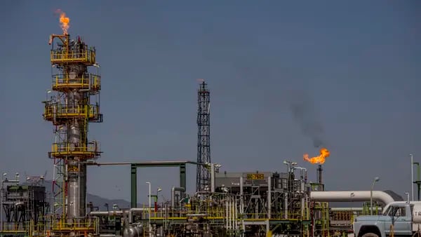 Gobierno de México expropia planta de hidrógeno en refinería de Pemexdfd