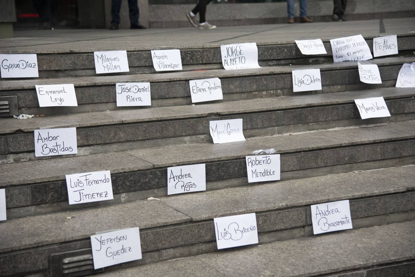 Nombres de presos políticos y víctimas de violaciones de derechos humanos se exhiben durante una protesta en Caracas, en el marco de una visita de Michelle Bachelet, Alta Comisionada de las Naciones Unidas para los Derechos Humanos, a Venezuela, el jueves 20 de junio de 2019.dfd