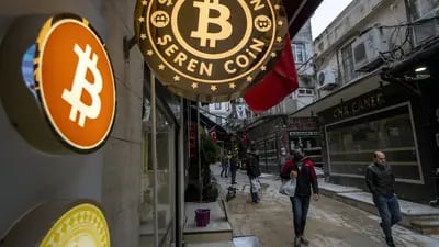 Bitcoin se desploma más de un 20% en otra señal de nerviosismo del mercado mundial.