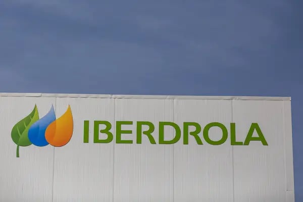 El logo de Iberdrola durante una etapa final en la construcción de una central de hidrógeno verde en España