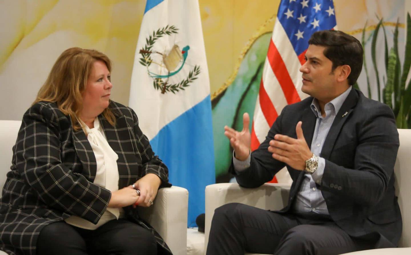Heidi Robinson, vicepresidenta de Recursos Humanos para Yazaki Guatemala junto con Janio Rosales, ministro de Economía.dfd