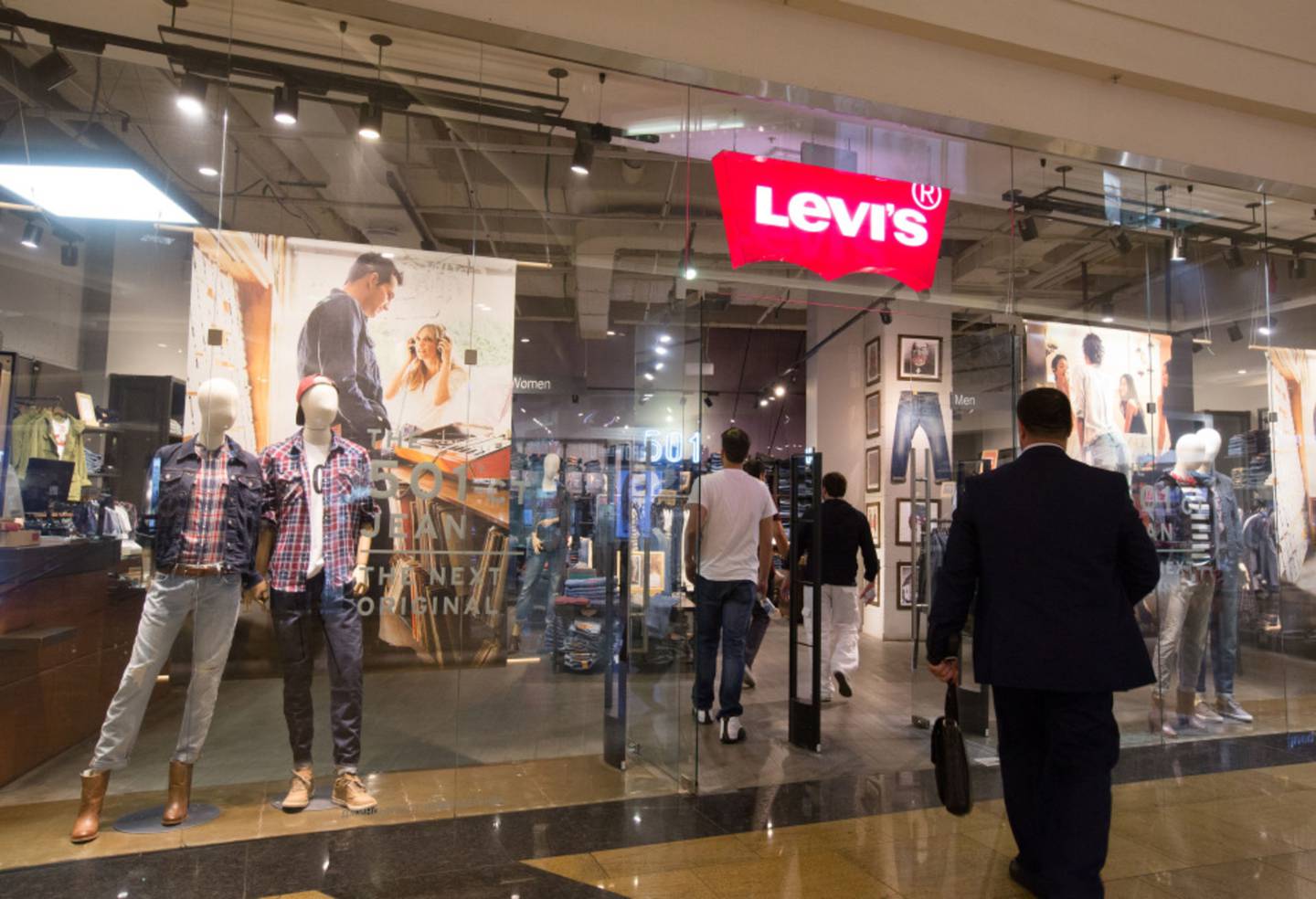 Clientes entran en una tienda de moda de Levi Strauss & Co. en el centro comercial y de ocio Afimall, en el Moscow International Business Center de Moscú