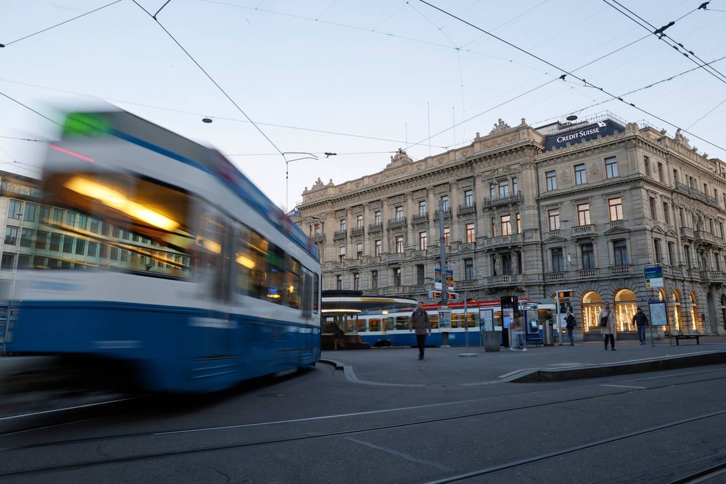 Tranvías pasan por delante de la sede de Credit Suisse Group AG en Zúrich, Suiza