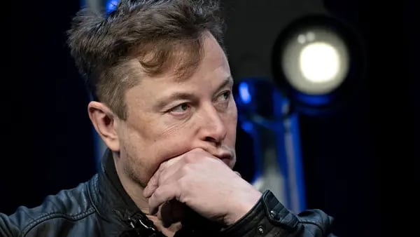 Musk dice que fondo Saudí quería “inequívocamente” hacer que Tesla fuera privadadfd