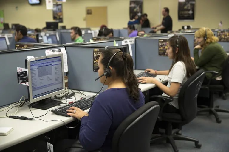 Empleados trabajan en el centro de llamadas en el campus de Axtel SAB en Monterrey, México, el jueves 9 de abril de 2015.dfd