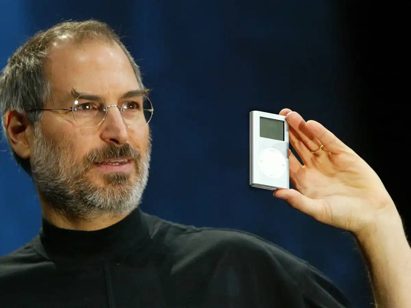 Steve Jobs apresentando o iPod, o aparelho que relançou a empresa
