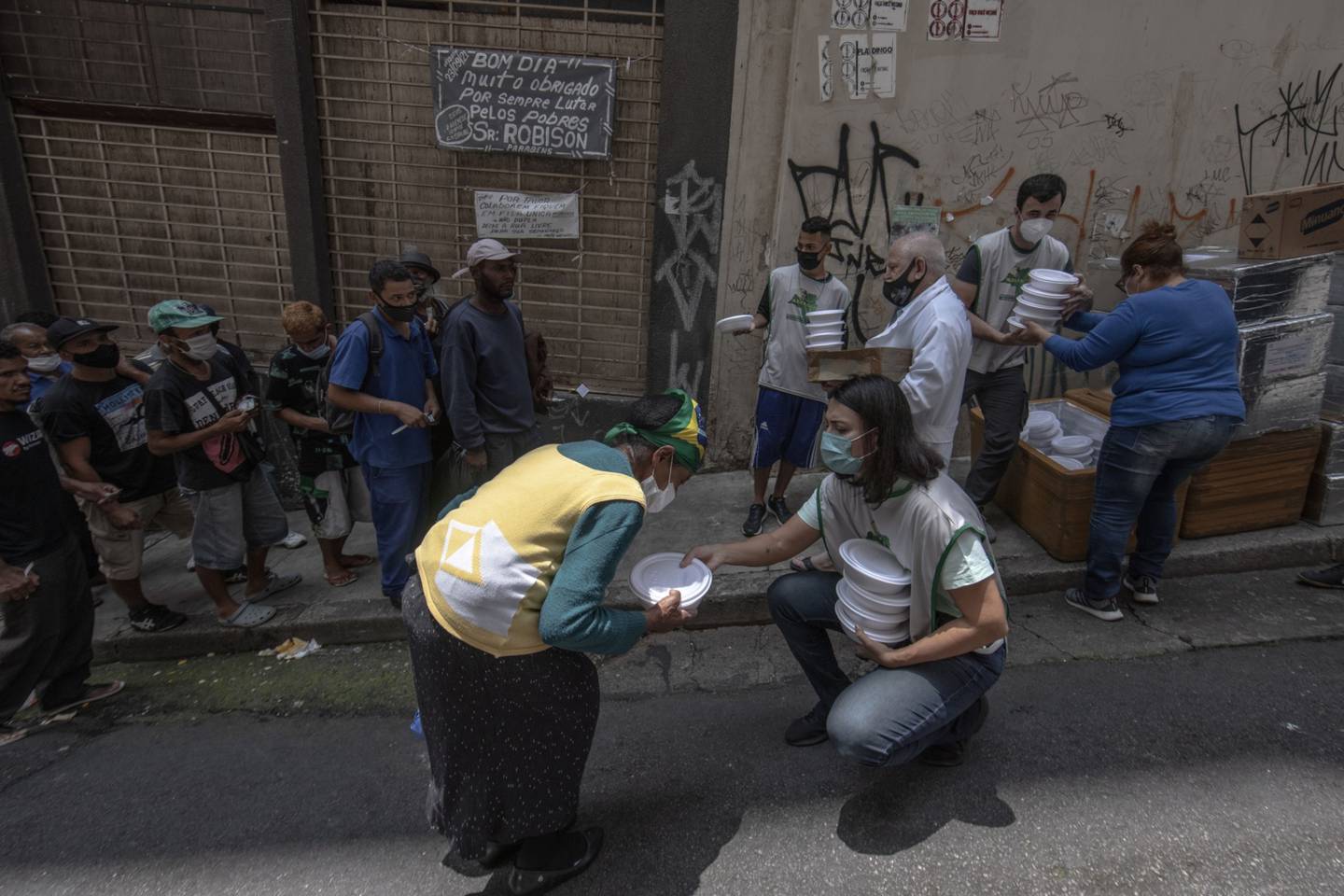 Miembros del (MEPSRSP) Movimiento Estatal de la Población sin Hogar de Sao Paulo, durante de las donaciones de alimentos a las personas que experimentan la falta de vivienda en la región central de Sao Paulo, Brasil, el martes 26 de octubre de 2021.