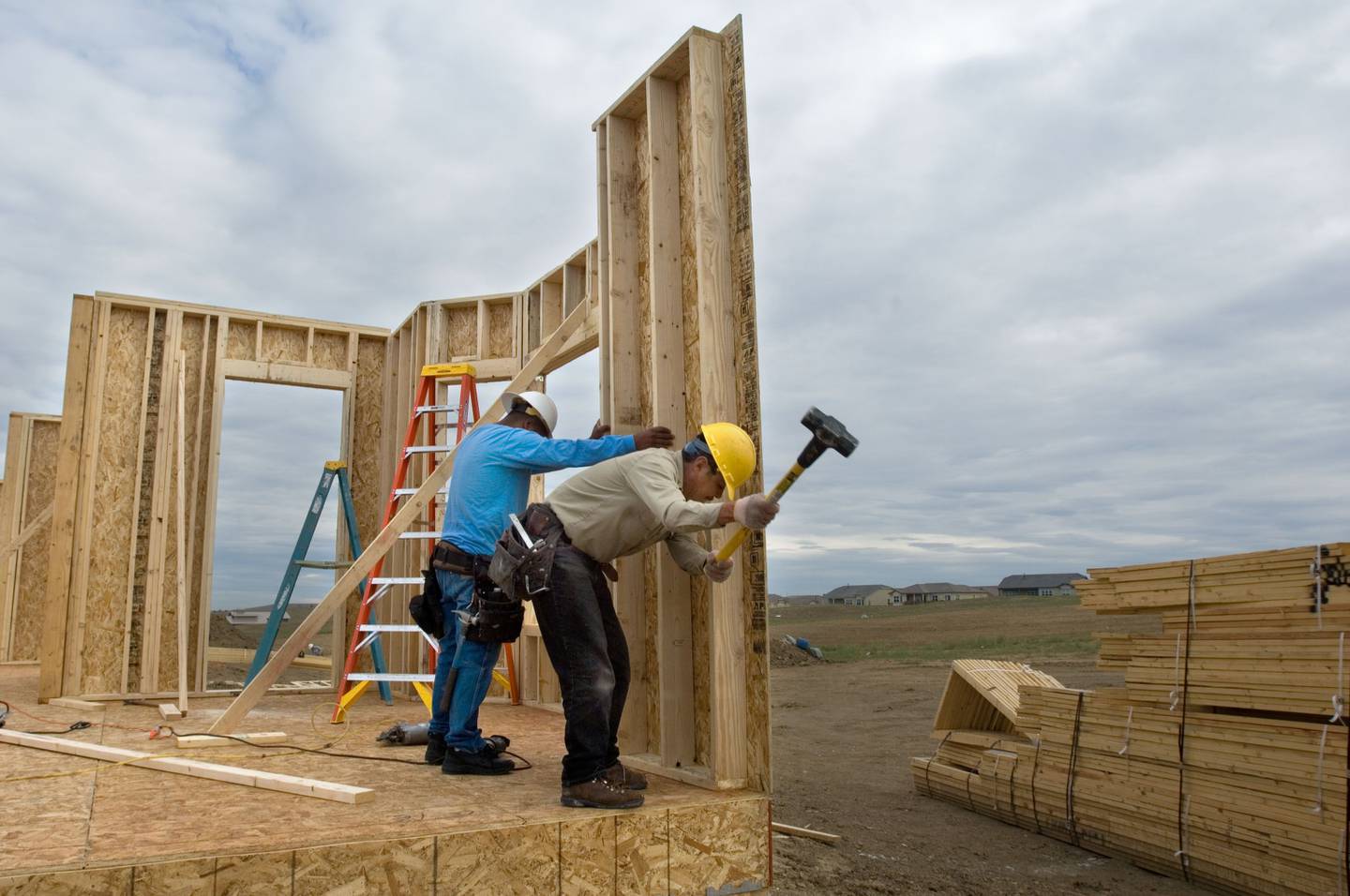 Dos hombres trabajan en la construcción de una vivienda. Foto: Kevin Moloney/Bloomberg News.