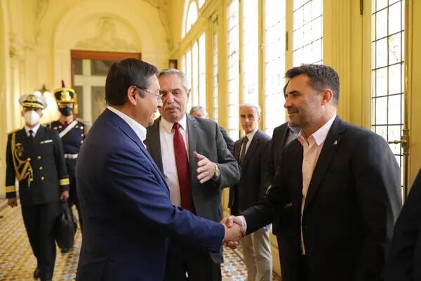 Darío Martínez. Junto al presidente, Alberto Fernández, el secretario de Energía saluda al mandatario boliviano, Luis Arce.