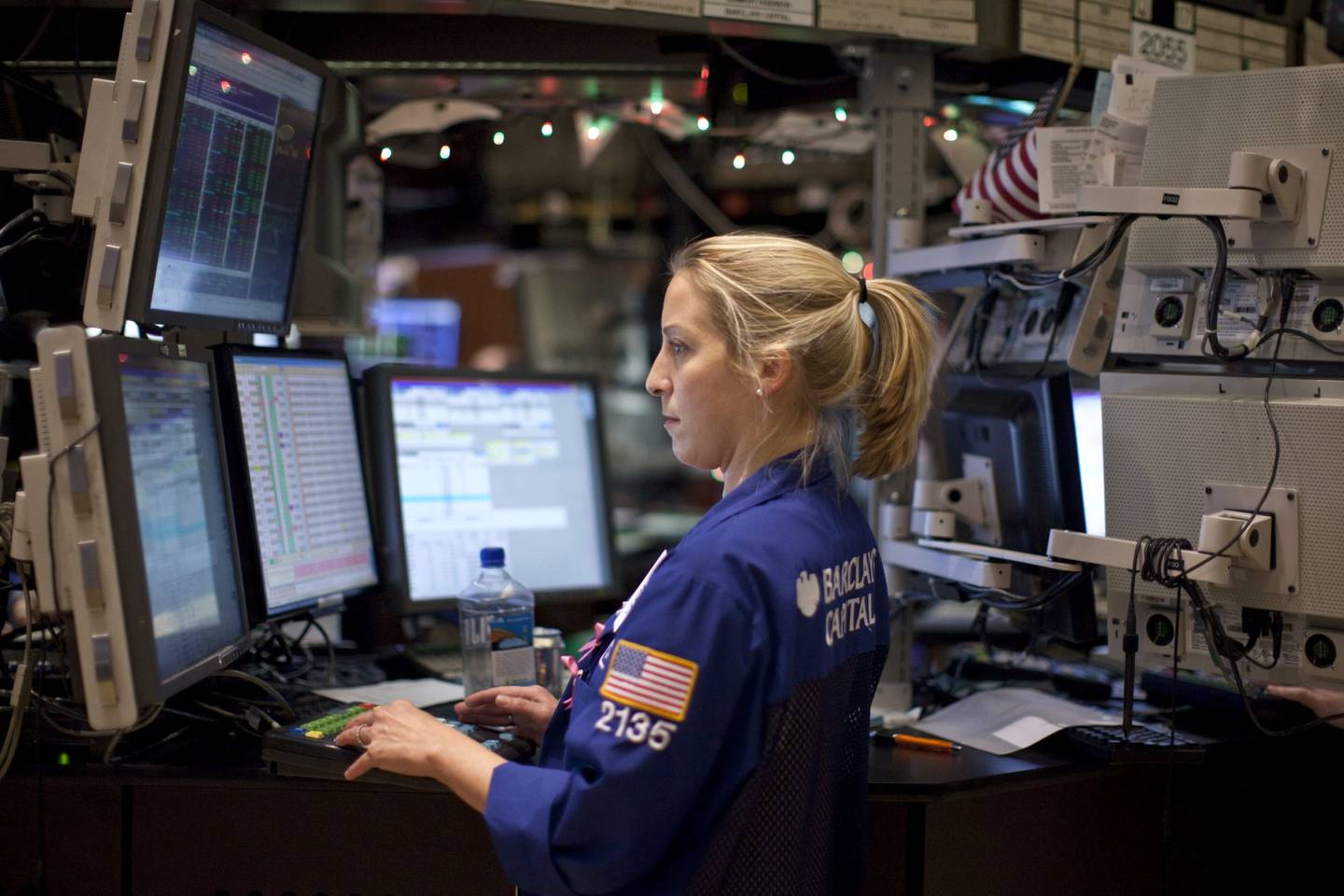 Una operadora en el parqué de la bolsa de valores de Nueva York