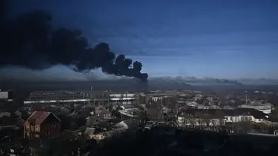Una columna de humo se eleva del aeropuerto de Chuguyev en Ucrania
