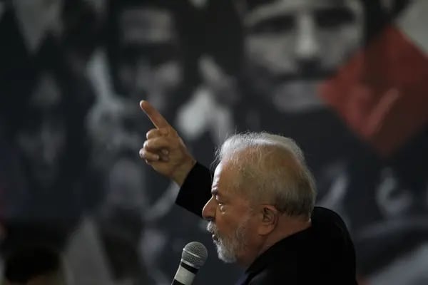 Ex-presidente Luiz Inácio Lula da Silva fala durante uma cerimônia na sede do Sindicato dos Metalúrgicos em São Bernardo do Campo (Victor Moriyama/Bloomberg)