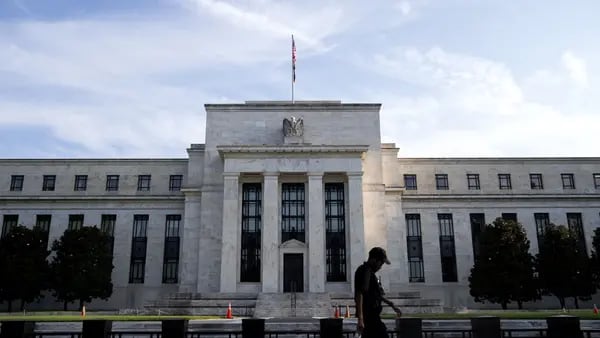 La Fed se inclina por otra subida de tasas, desafiando las previsiones de recesióndfd