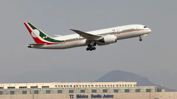 Avión presidencial que vendió AMLO deja México y vuela hacia Tayikistándfd