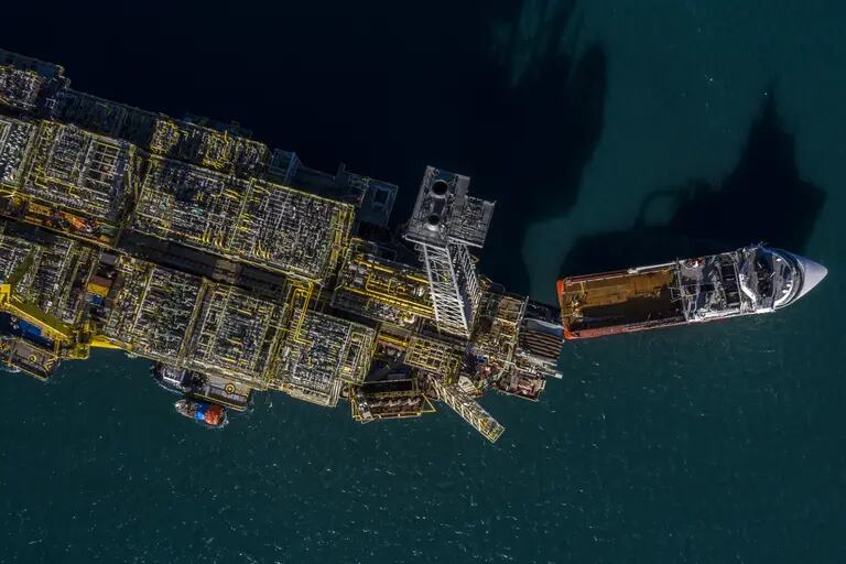 Navio da Petrobras em Angra dos Reis: estatal é uma das maiores produtoras de petróleo do mundodfd
