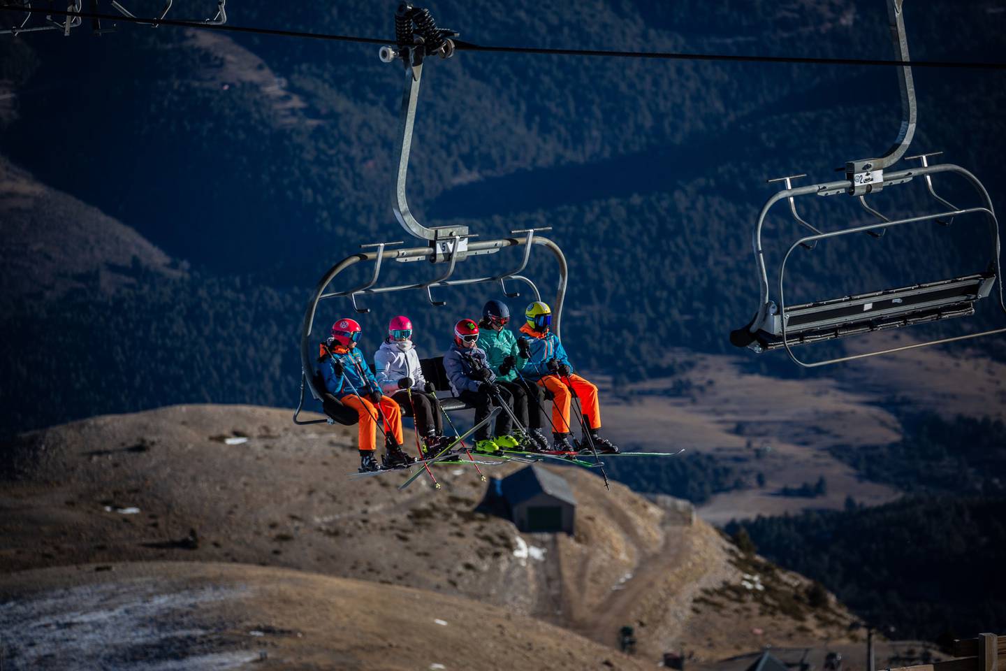 Esquiadores en una telesilla, en la estación de esquí de Masella, en Gerona, España, el jueves 5 de enero de 2023.