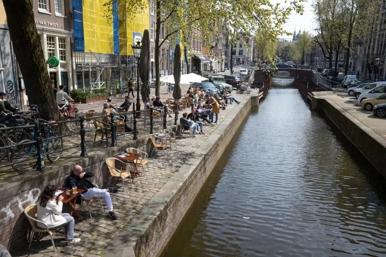 Clientes usan los lados del Canal para los restaurantes enAmsterdam, Holanda, el miércoles 28 de abril,2021.  Fotógrafo: Peter Boer/Bloombergdfd