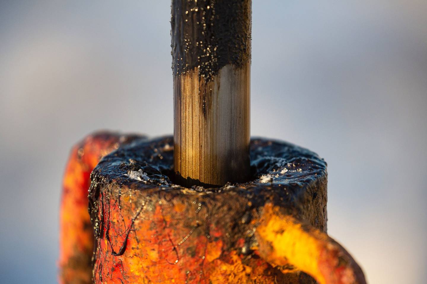 Crudo en una tubería de un campo petrolífero en Rusia.