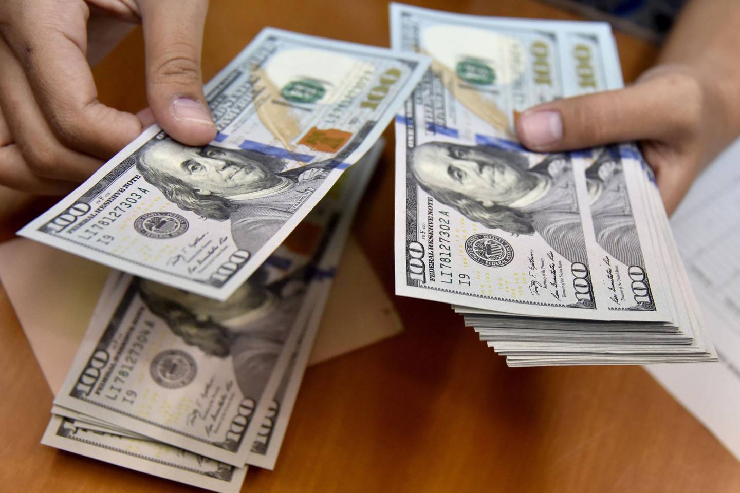 Dólar en Perú cierra en máximo histórico tras anuncio de renegociación en Camisea.