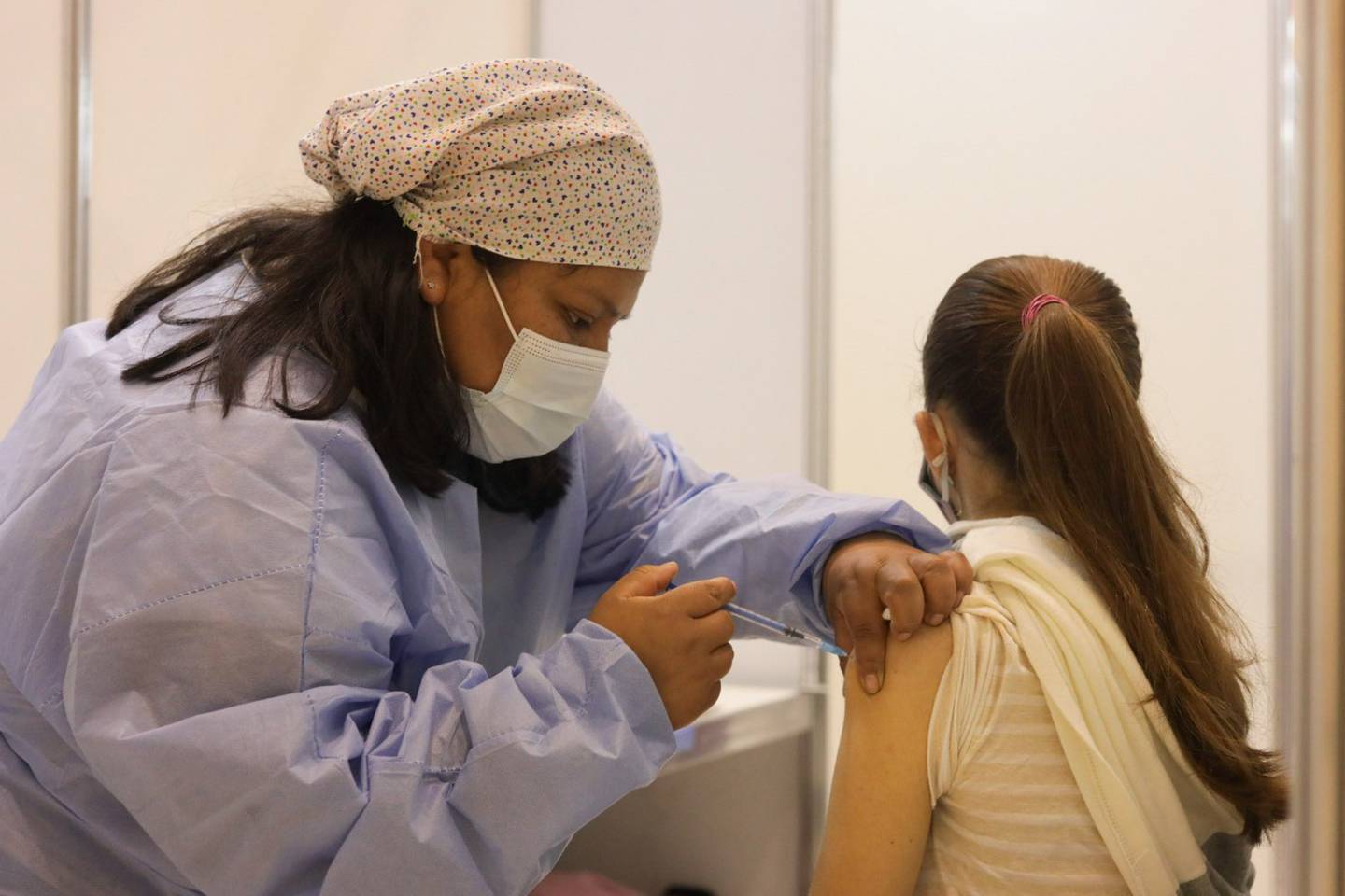 Una niña se vacuna en la Ciudad de Buenos Aires. Foto: GCBA.