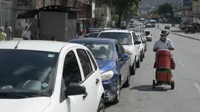 Veículos aguardan en fila  para entrar en una estación de gasolina en Caracas el 4 de febrero de 2021.