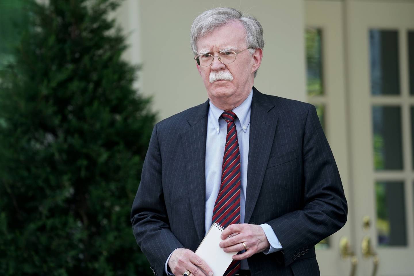 El asesor de Seguridad Nacional de la Casa Blanca, John Bolton, afuera del Ala Oeste de la Casa Blanca el 30 de abril de 2019 en Washington, DC.