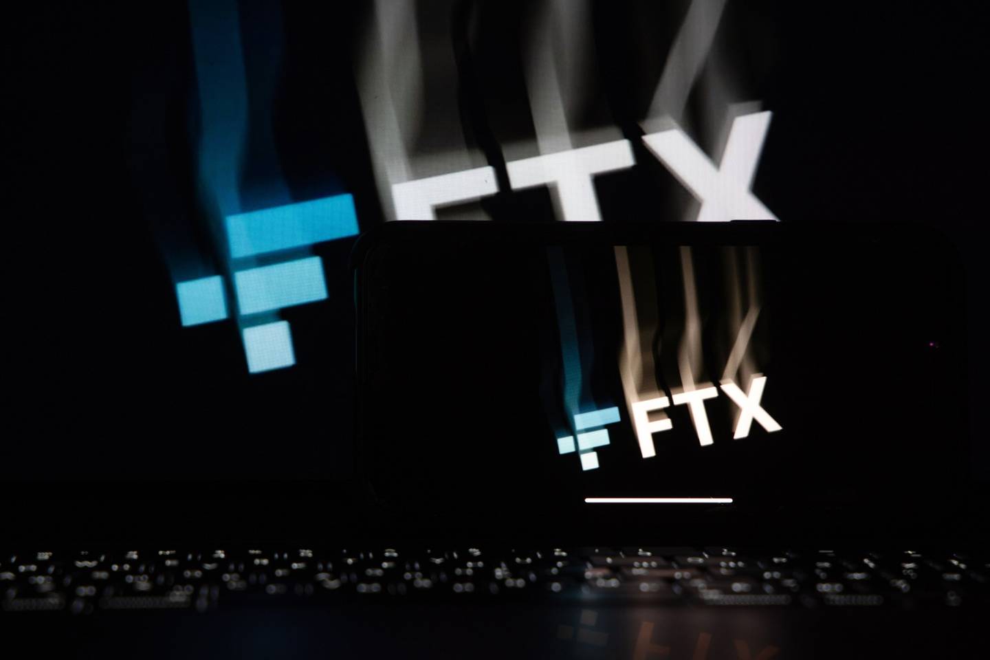 El logotipo de FTX Cryptocurrency Derivatives Exchange en la pantalla de una computadora portátil en Riga, Letonia, el 24 de noviembre de 2022.