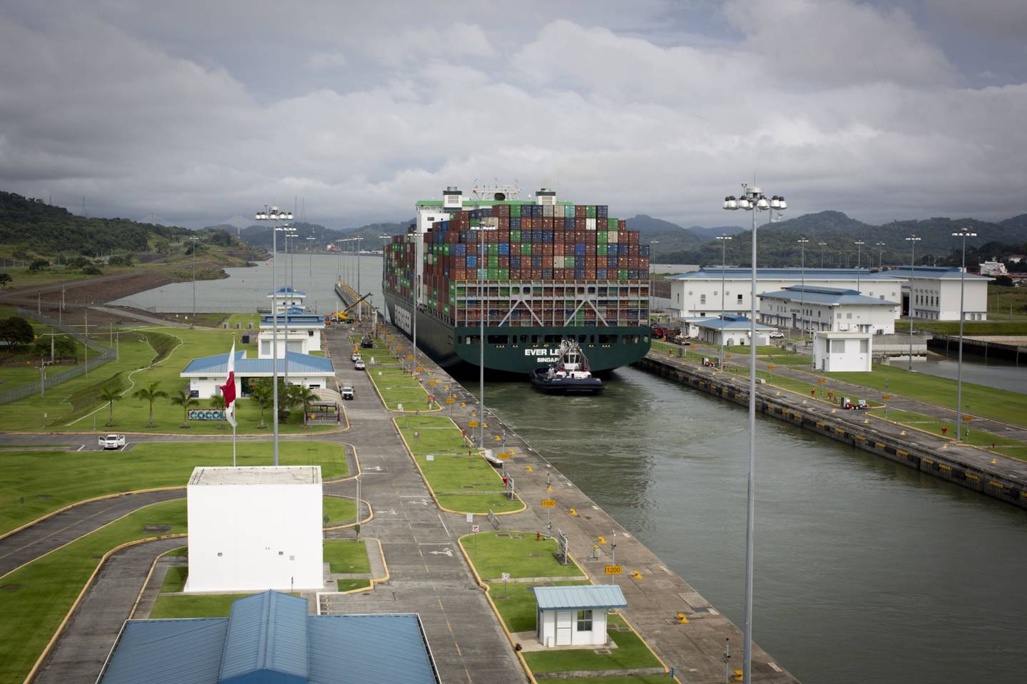 Un carguero navega por el Canal de Panamá. Foto: Bloomberg