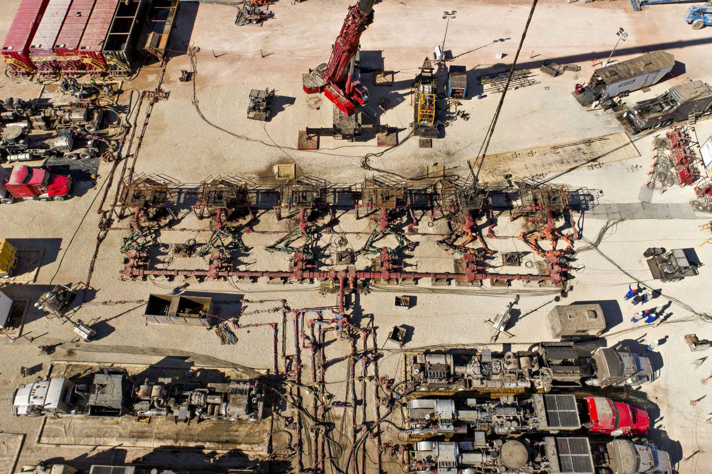 Poços de petróleo sendo preparados para fraturamento hidráulico na Bacia do Permian perto de Midland, Texas