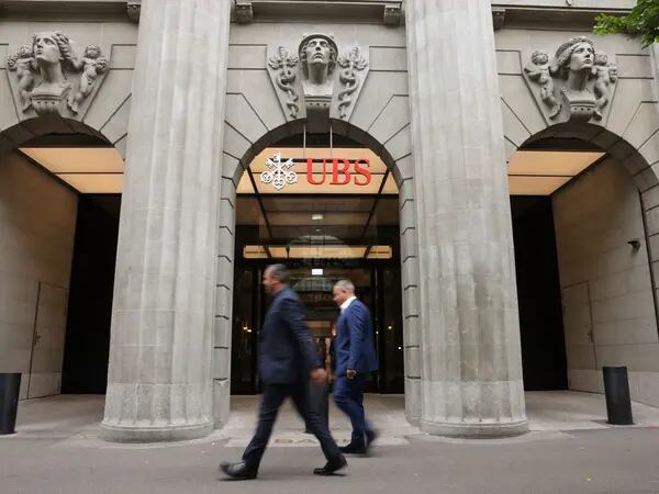 UBS corta bônus em 14% com redução de custos após compra do Credit Suissedfd