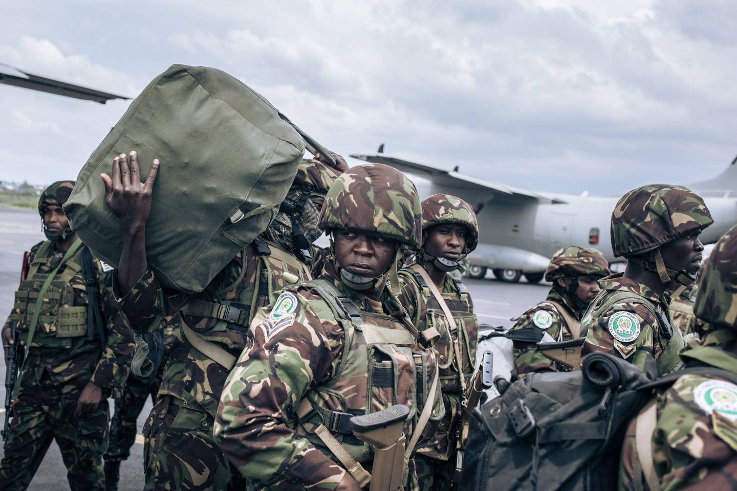 Soldados kenianos aterrizan en la ciudad de Goma, al este de la República Democrática del Congo, el 12 de noviembre de 2022. Fotógrafo: Alexis Huguet/AFP/Getty Images