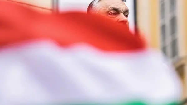 La presión de UE para prohibir petróleo ruso se paraliza por exigencias húngarasdfd