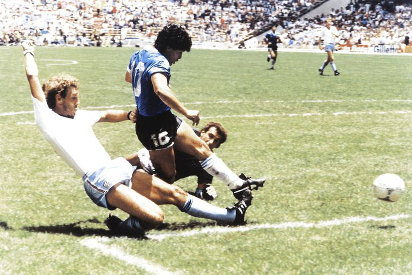 El segundo gol de Maradona a Inglaterra en el mundial de 1986, tras correr más de 50 metros (El Grafico - Getty Images South America)dfd