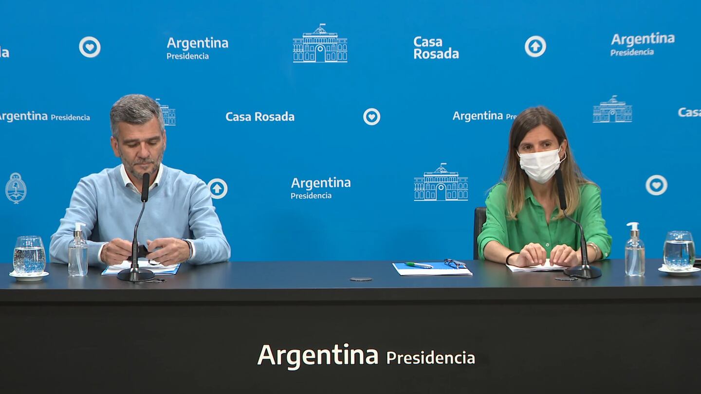 La titular de la Anses, Fernanda Raverta y el ministro de Desarrollo Socia, Juan Zabaleta, encabezaron la conferenciadfd