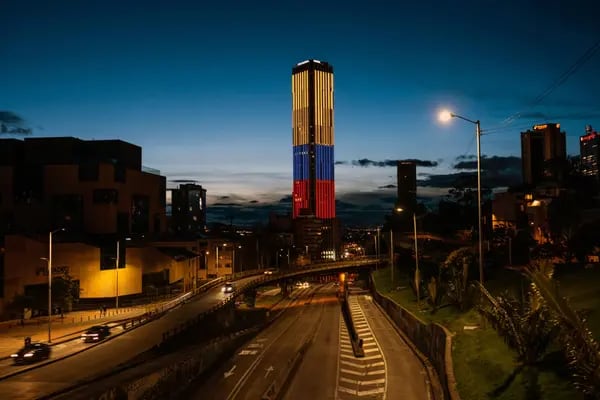 La bandera colombiana ilumina la Torre Colpatria en Bogotá, Colombia, el miércoles 20 de julio de 2022.