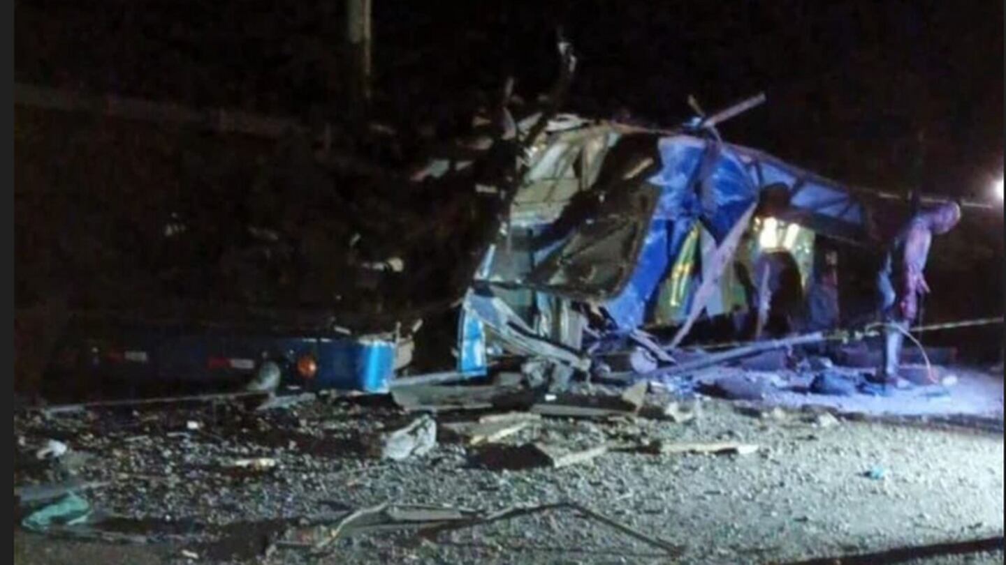 Este autobús con migrantes cayó a un precipicio en Gualáca, provincia de Chiriquí, accidente que se investiga.